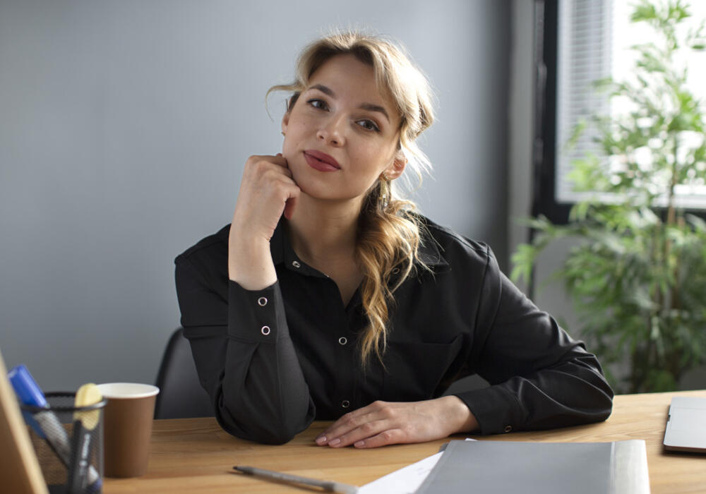 Woman-working-at-desk-thinking